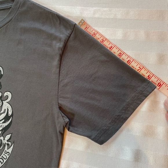 Harry Potter Hogwarts Crest T-shirt Sz L from universal Studios Gray EUC - Picture 8 of 9